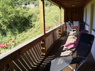 Großer, überdachter Balkon mit Blick ins Grüne