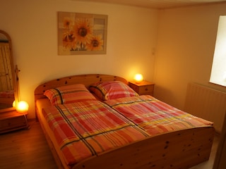 Schlafzimmer mit Doppelbett