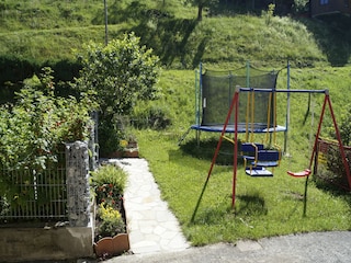 Trampolin und Schaukel für unsere kleinen Gäste