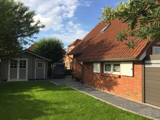 Ansicht von Westen mit Gartenhaus und 2. Terrasse
