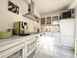 Voll ausgestattete Markenküche mit Kaffeevollautomat