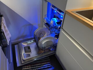 Küche mit Geschirrspüler