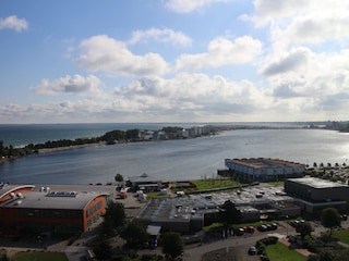 Blick aus dem Wohnzimmer über den Balkon auf die Ostsee