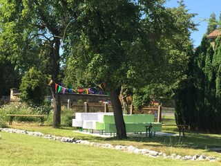 Garten im Sommer mit Biertischen