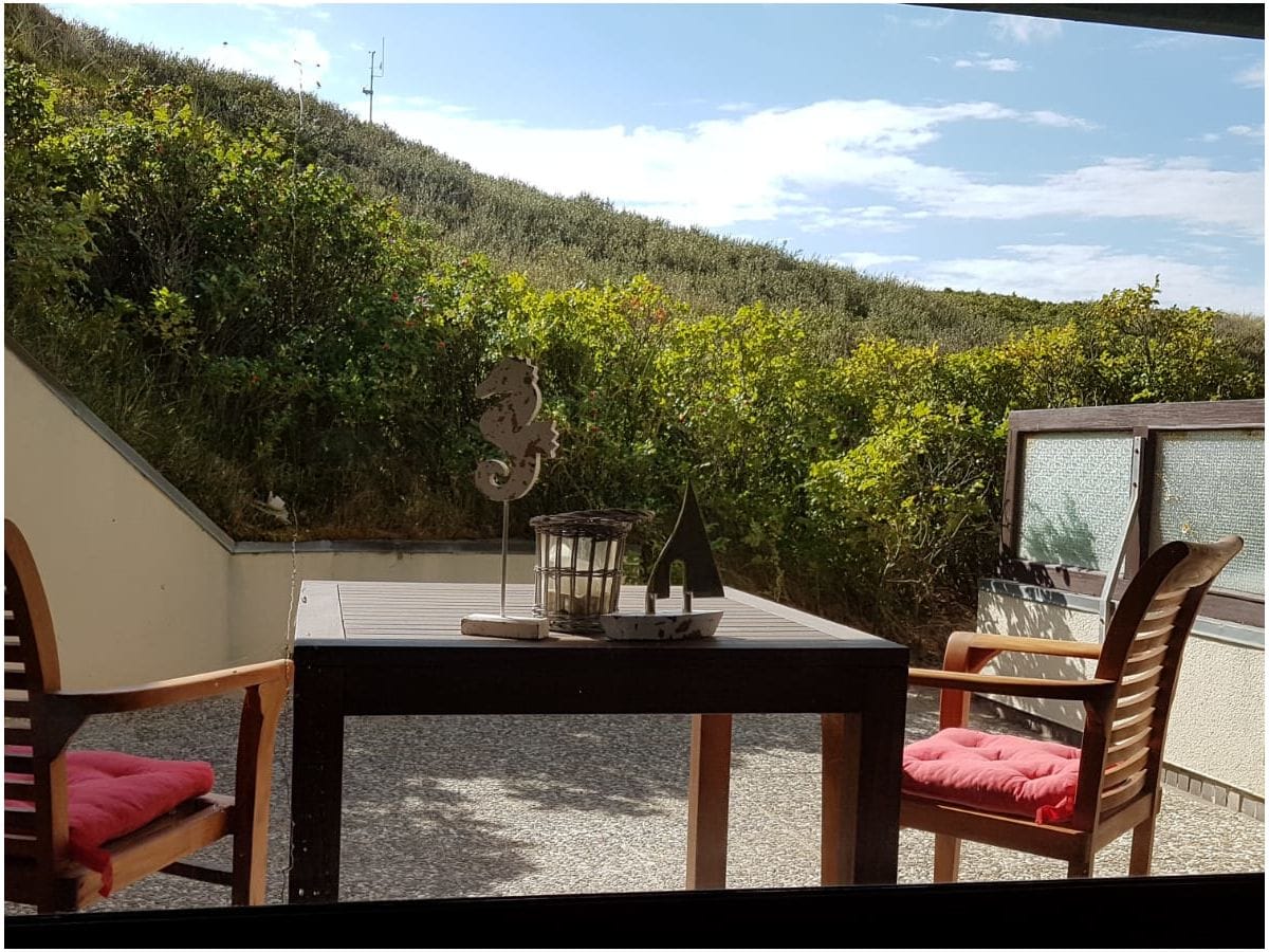 Terrasse mit Blick in die Dünen , 4 Stühle