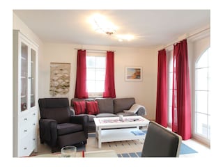 helles Wohnzimmer mit Balkon