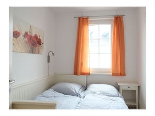 2. Schlafzimmer mit Rollbett