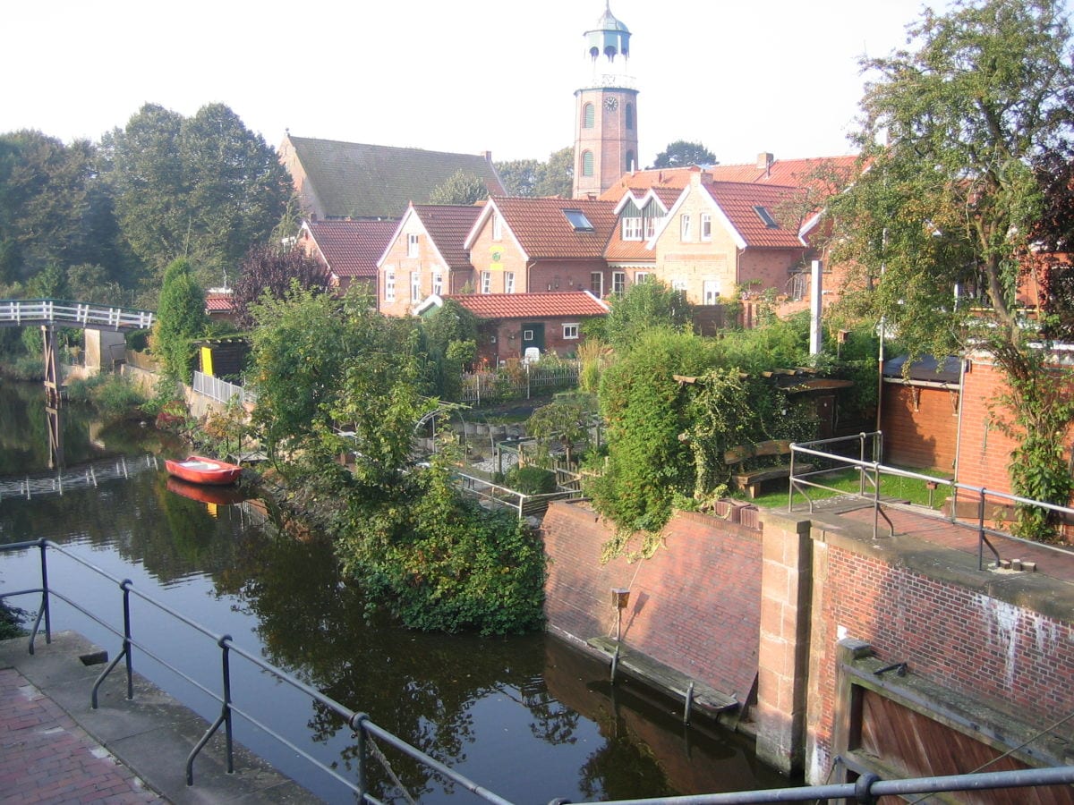 Blick auf die Ditzumer Kirche