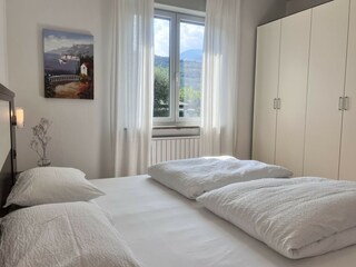 Schlafzimmer 1 (Doppelbett oder zwei Einzellbetten)