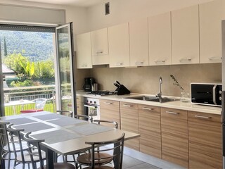 Wohnküche mir Esstisch und Balkon