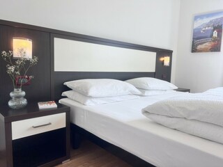 Schlafzimmer 1 (Doppelbett oder zwei Einzellbetten)