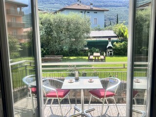 Balkon richtung Garden mit Bergblick