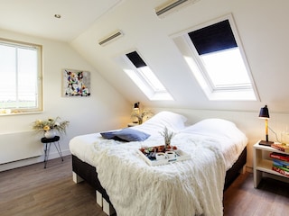 Schlafzimmer mit Doppelbett