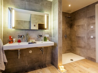 Badezimmer mit Dusche