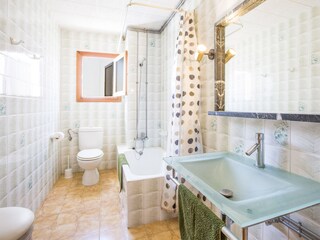 Das Badezimmer mit Badewanne