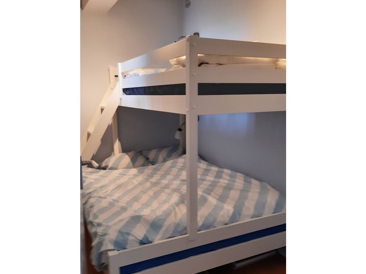 Kleines Schlafzimmer mit Doppelbett und Einzelbett