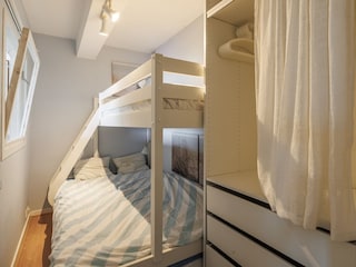 Kleines Schlafzimmer mit Doppelbett und Einzelbett