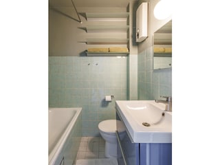 Badezimmer mit Badewanne/Dusche