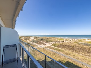 Balkon mit Blick auf Dünen und Meer