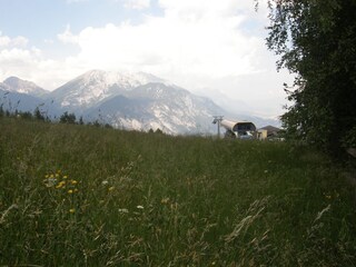 Blick von der Hütte zur Skipiste (im Sommer)