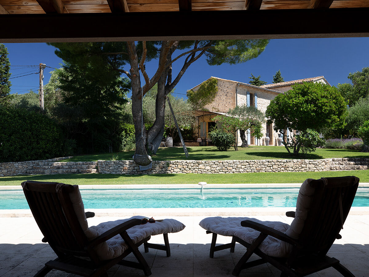 Pool mit Blick auf das Haus und Garten