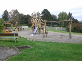 Spielplatz mit Wasser im Feriendorf