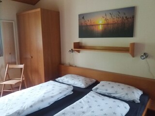 2. Schlafzimmer mit Jalousien u. 2 zusätzl. Betten