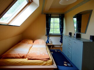 Schlafzimmer links