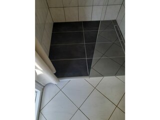 NEU: Ebenerdige Dusche im Hauptbad