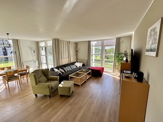 Wohnzimmer mit gemütlicher Couch (ausziehbar)