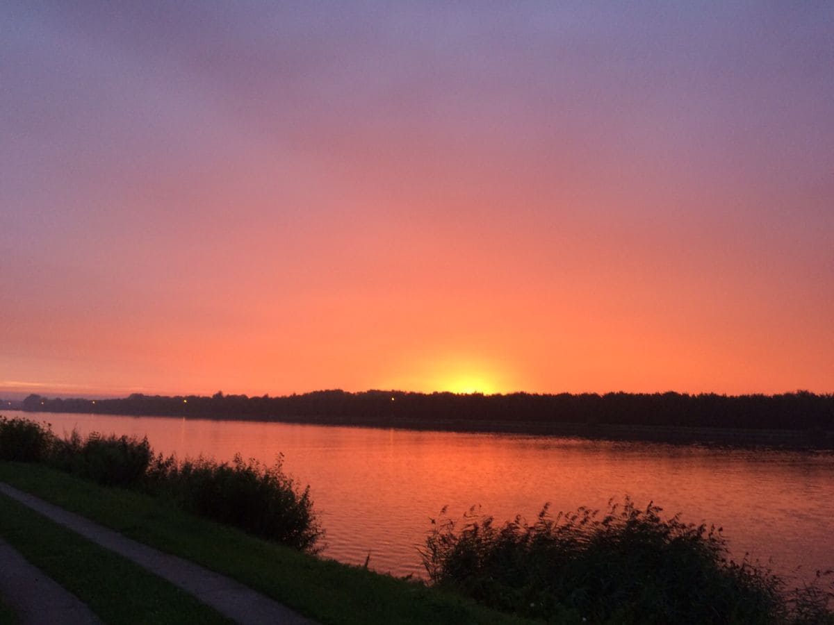 Sonnenuntergang am Kanal