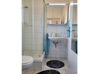 Bad unten, Waschbecken und Spiegelschrank