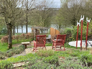 Blick vom Haus in den Garten und auf den See