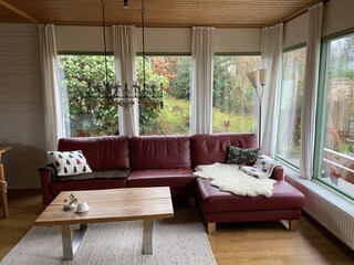Sofa mit Blick in den Garten