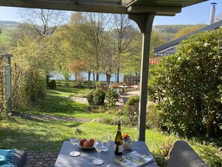 Lounge mit Blick zum See