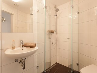 das 2. Bad mit ebenerdiger Dusche u. WC