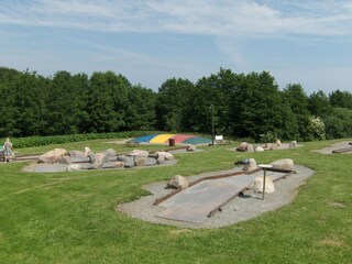 Hier gibts auch Hüpfburgen, Mini-Golf, kleine Spielbude