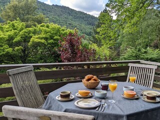 Frühstück mit Panoramablick in das schöne Tal