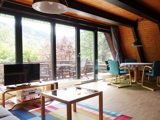 Das Wohnzimmer mit Essecke im Hintergrund