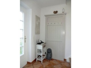 Heller Eingangsbereich mit Garderobe
