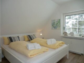 Schlafzimmer mit Doppelbett im Dachgeschoss