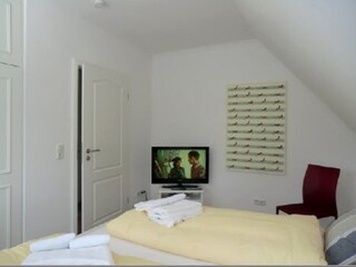 Weiterer Schlafzimmerbereich mit Flat-TV