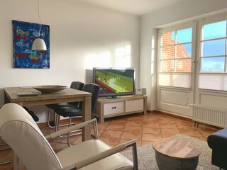 Weiterer heller Wohnbereich mit Terrassenausgang