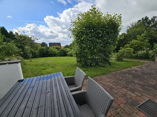 Terrasse  (zwei Gartenliegen gehören auch zur Whg.)
