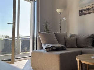 Wohnzimmer mit Zugang zum kl. Balkon