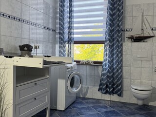 Badezimmer mit Waschmaschine