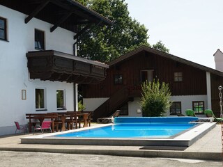 Swimmingpool - im Hintergrund Haus mit der Wohnung