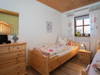 Schlafzimmer mit zwei Einzelbetten