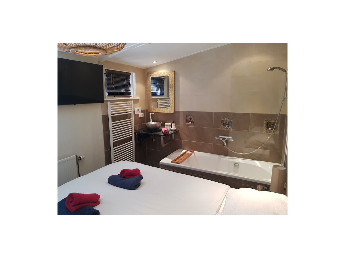 Schlafzimmer mit Smart TV  und 2 Persons Badewanne