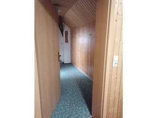 Flur mit großem Einbauschrank